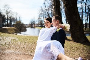 Свадебная фотосессия весной в Лопухинском саду 30