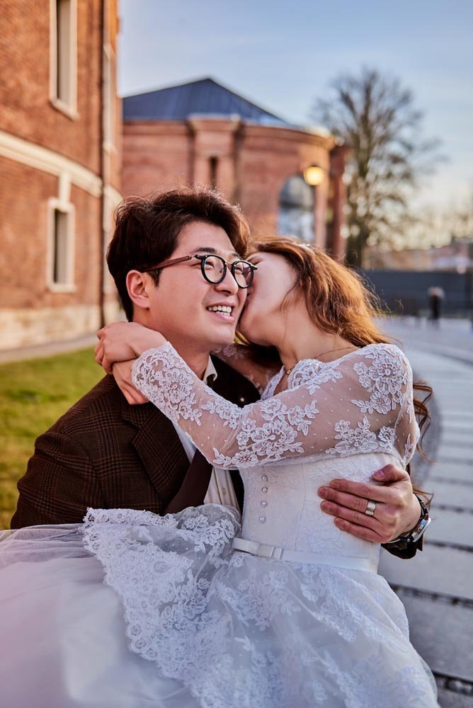 Невеста целует жениха в новой Голландии