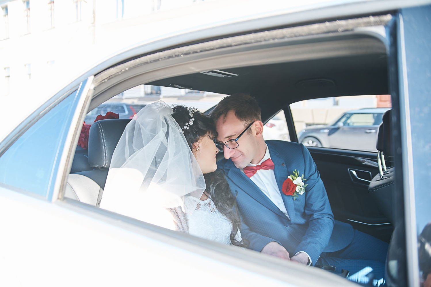 жених и невеста в машине