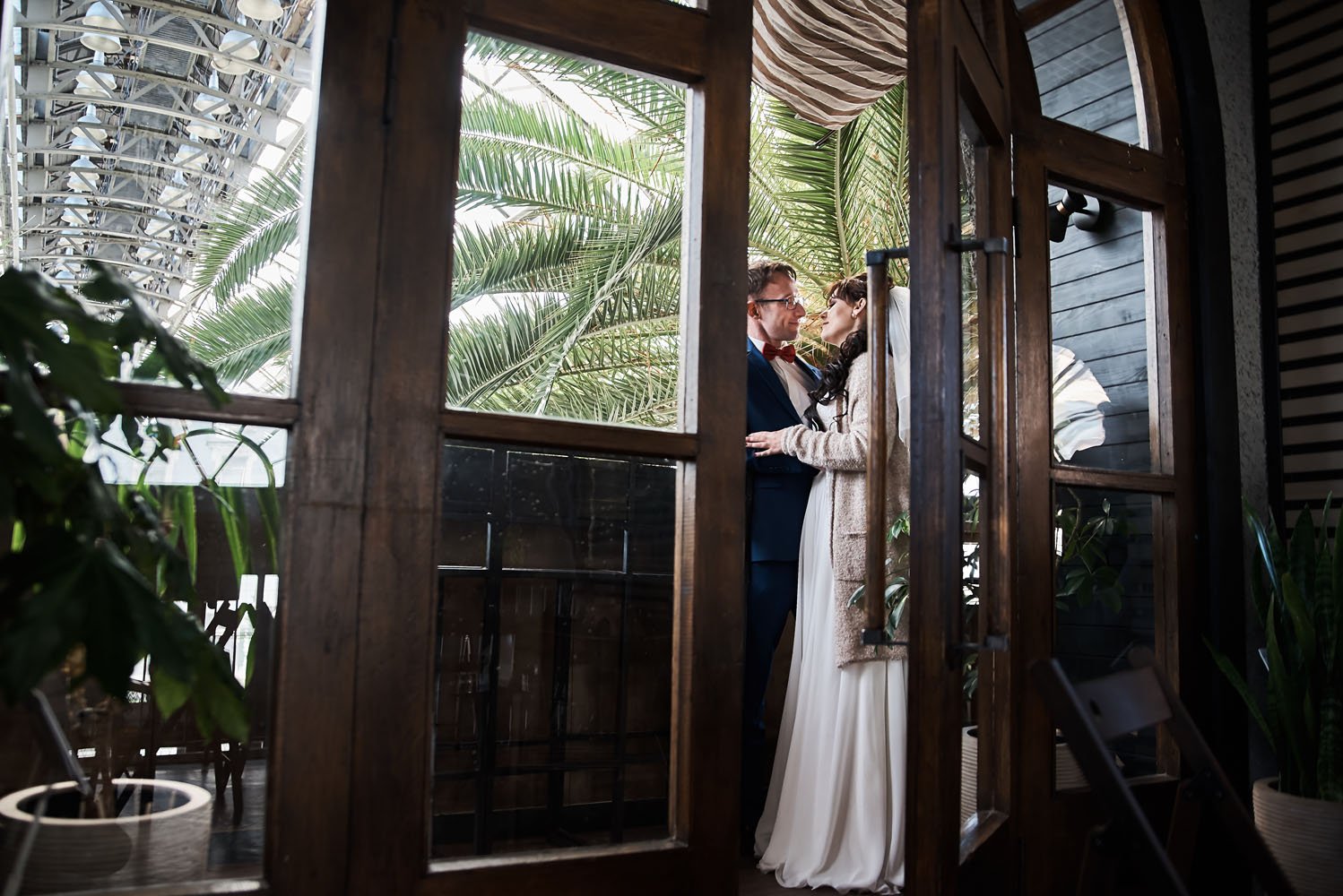 Невеста и жених в оранжерее таврического сада